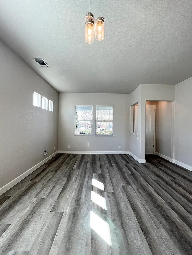 Photo - Stunning 4 bedroom 2 bathroom home in Linc...