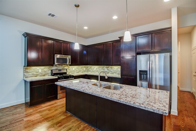 Photo - 2210 Hutchins St