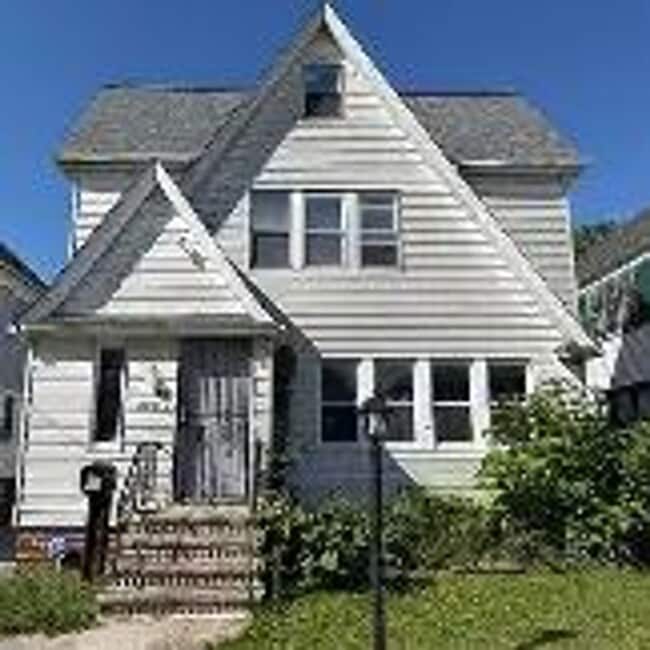 Building Photo - 3294 E 146th St Unit 3294 E 146th Street - Upper Level
