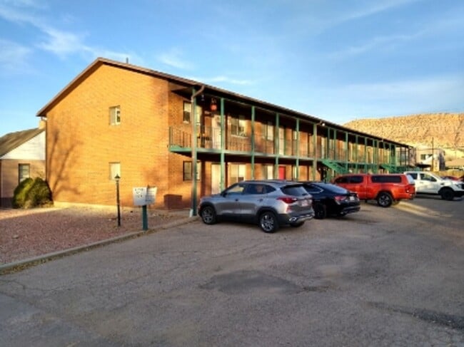 Building Photo - 2 bedroom 1 bath apartment very close to SUU! Unit 117 South 100 West