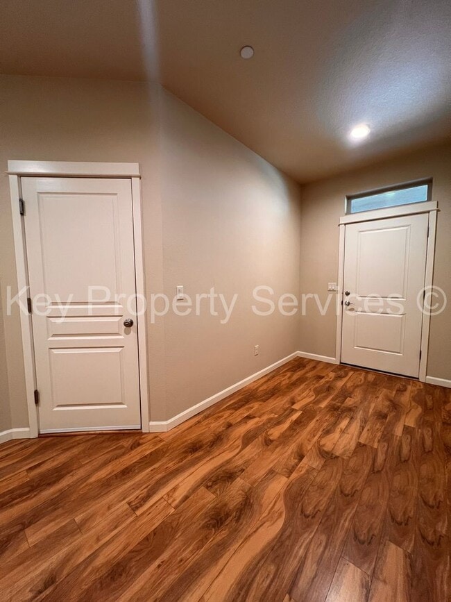 Photo - AVAILABLE NOW! Hazel Dell 5 Bedroom Close ...