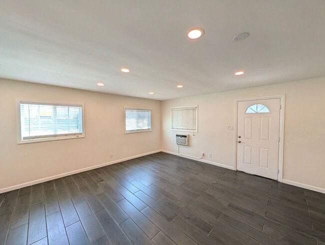 Photo - 5207-5209 Cartwright Ave. Unidad 5207
