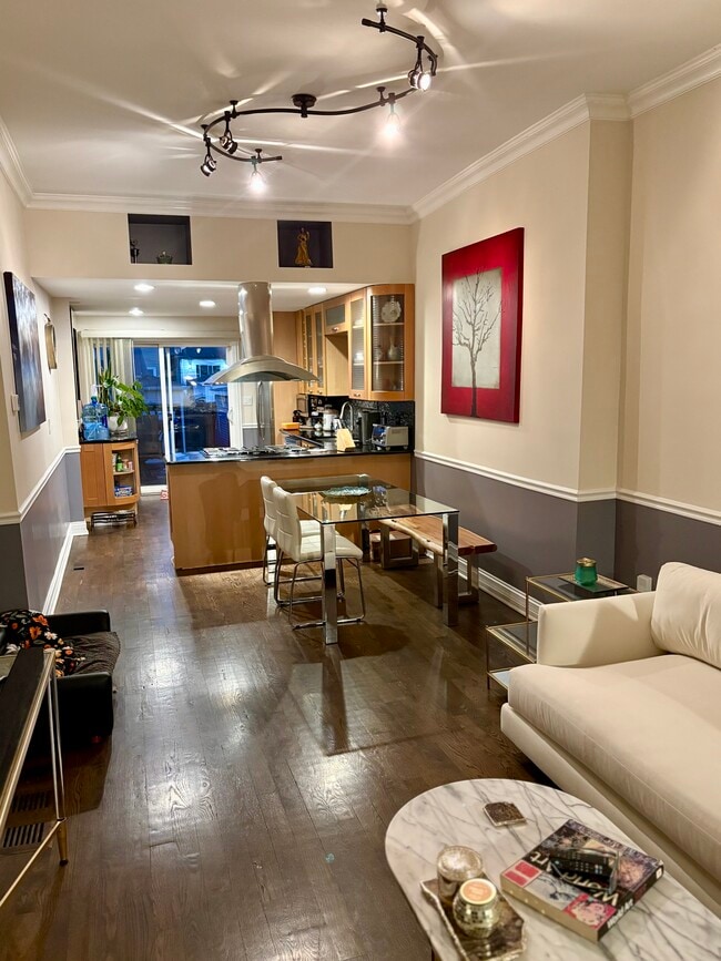 Building Photo - 2629 N Avers Ave