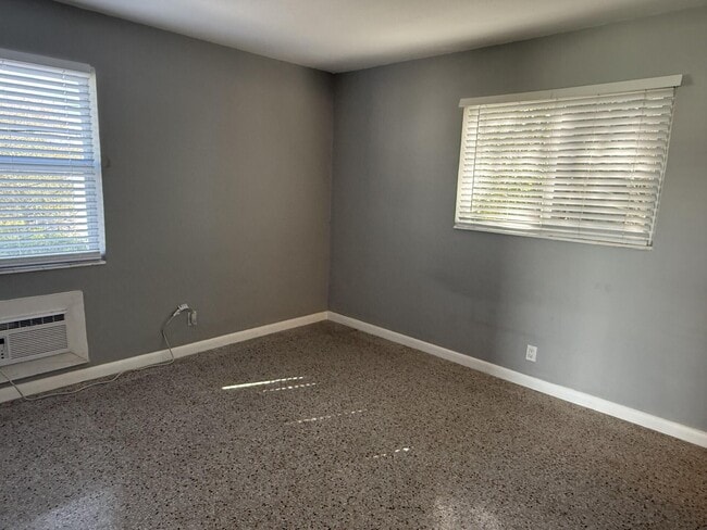 Photo - 1118 N H St Unidad 8