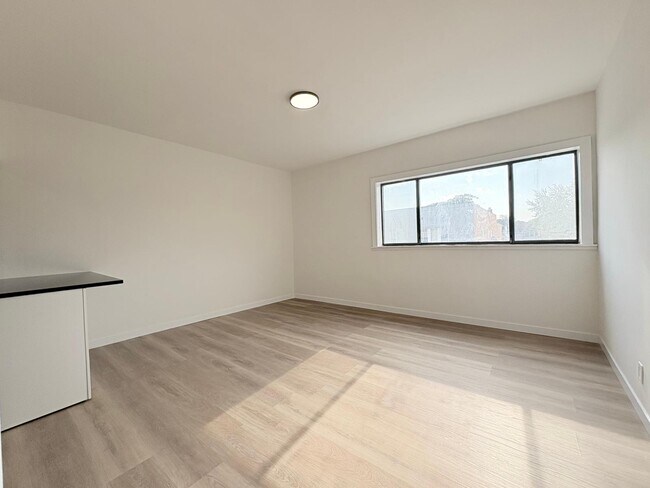 Photo - 1370 Wyandotte St E