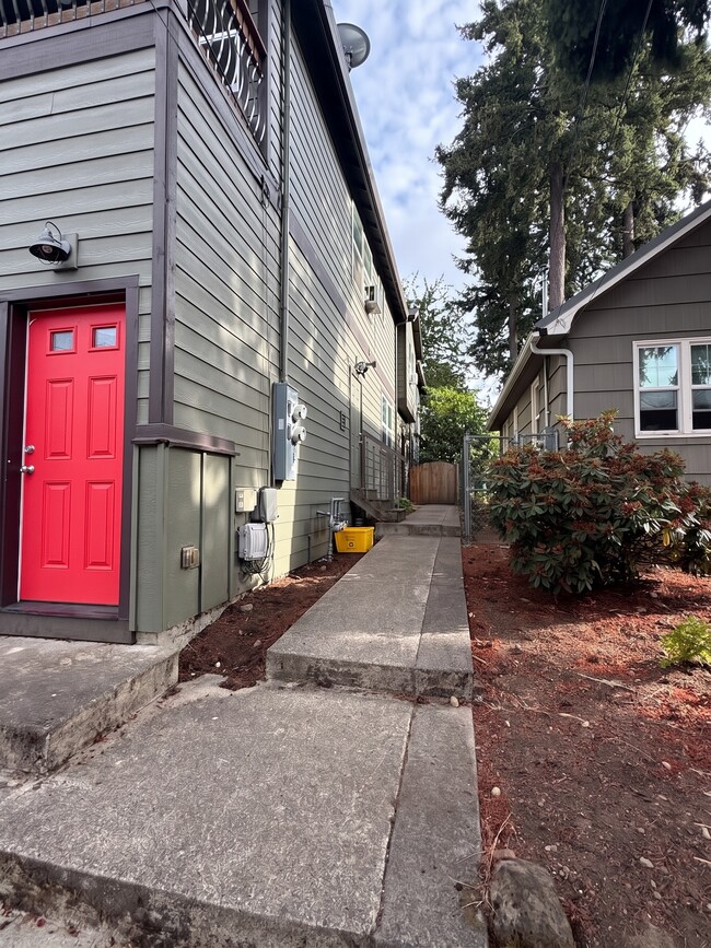 11852-11852 SE Pine St