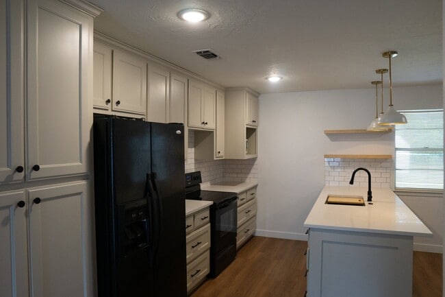 Photo - 737 Hallvale Dr