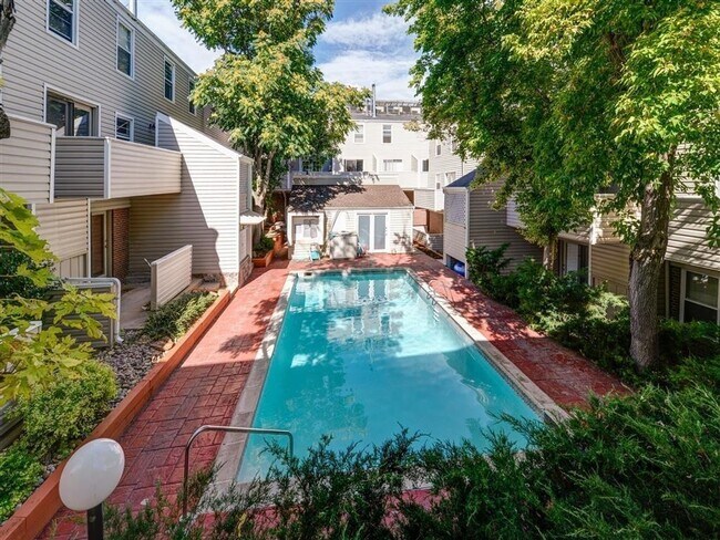 Building Photo - Two Story 2 Bed 1 Bath Condo In Central Boulder w/Brand New Kitchen. Unit 222