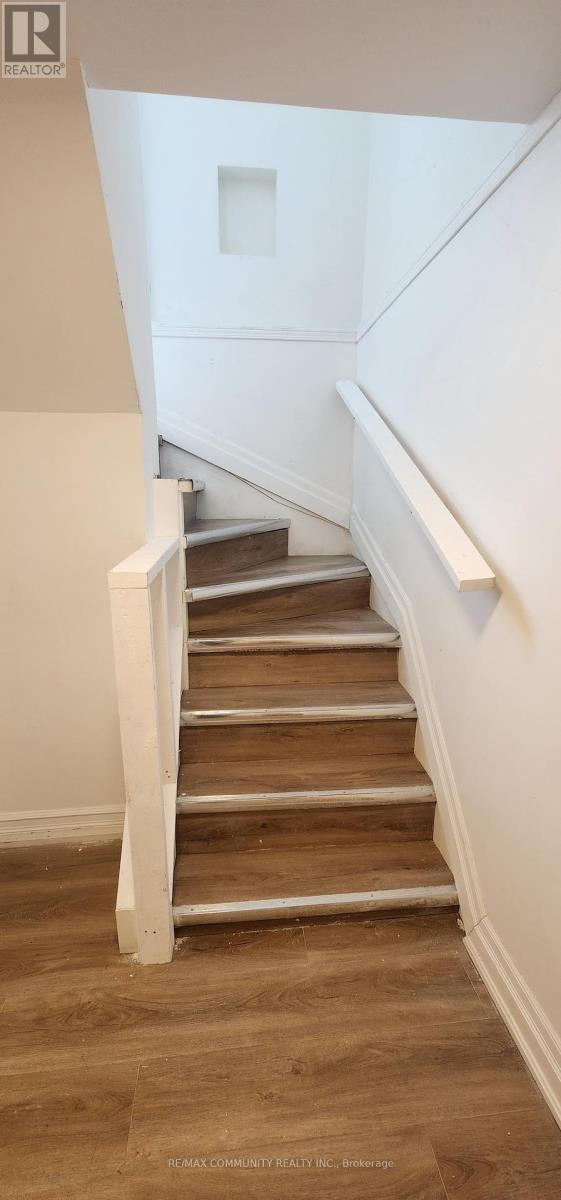 Photo - 859 Mary St N