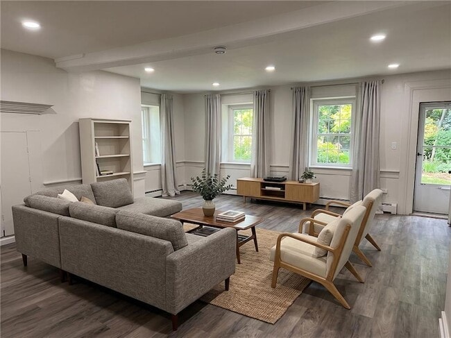 Photo - 1037 N 6th St Ext