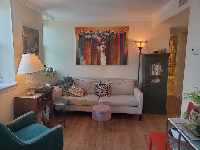 Living area - 1436 Meridian Plz NW Unit 203