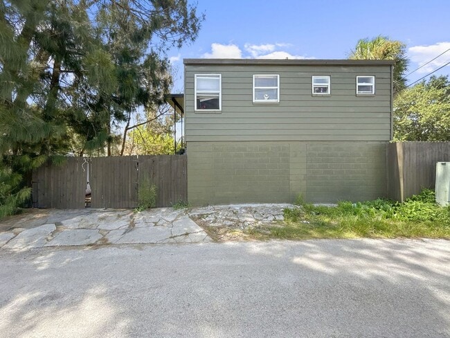 Building Photo - 875 19th Ave S Unit 875 19th Ave S 1/2