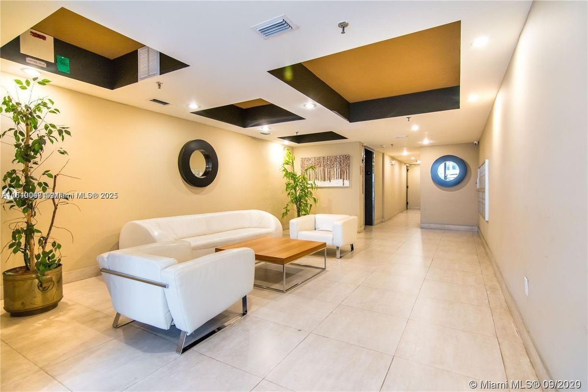 Photo - 2924 Collins Ave