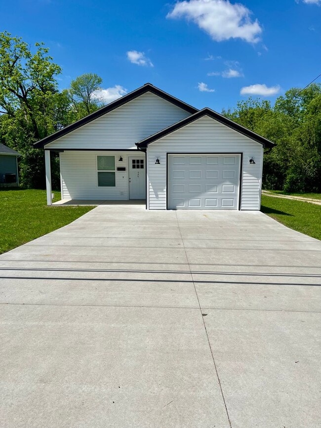 3 Bed | 2 Bath | 1 Car Garage - 3 Bed | 2 Bath | 1 Car Garage House