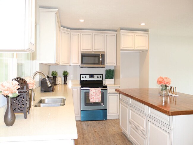 Photo - 1002 E Platinum Way