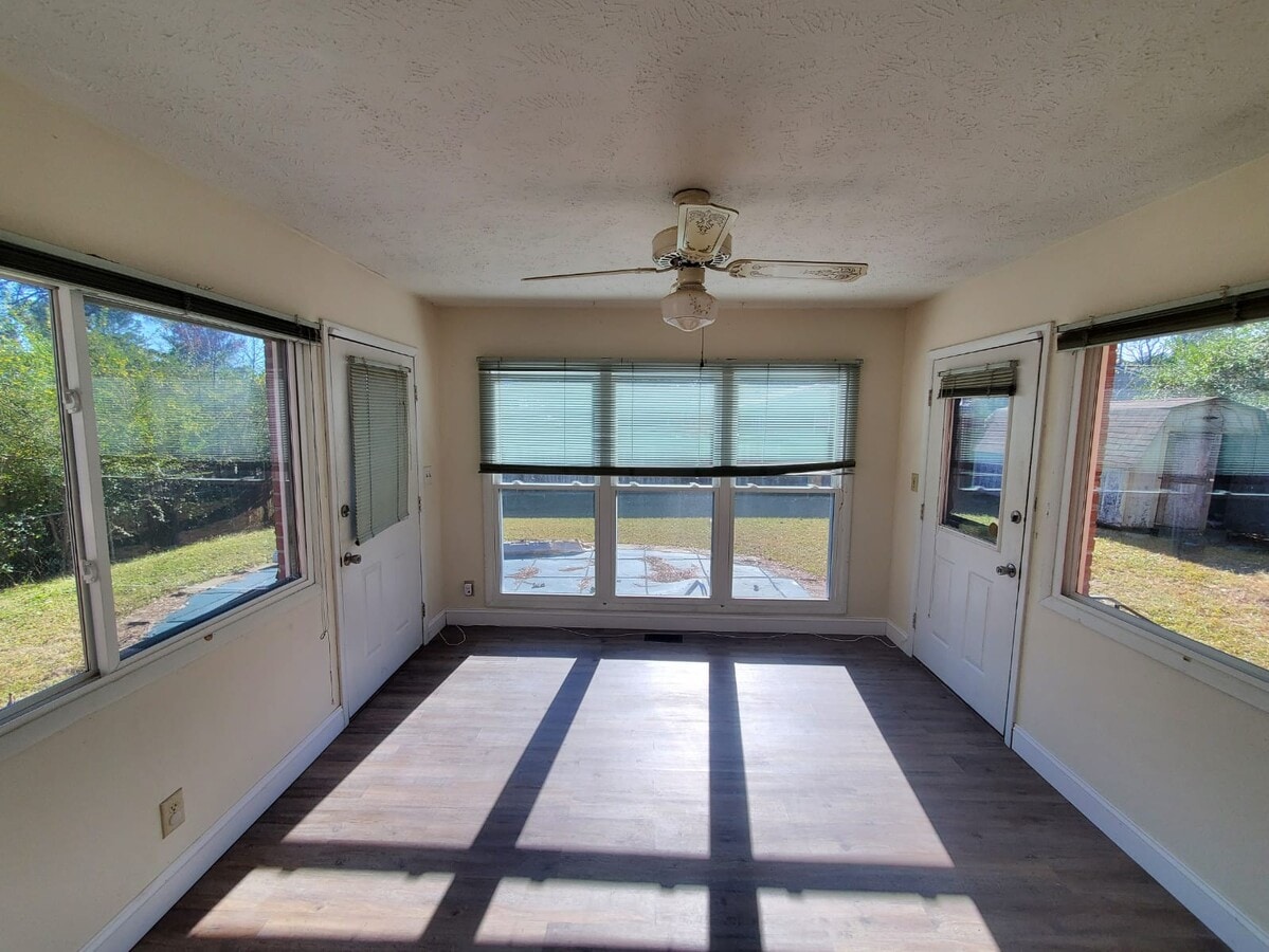 Photo - 220-224 4 Ply Ln