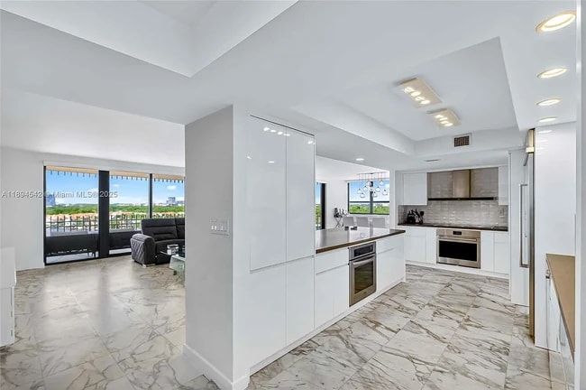 Building Photo - 2 Grove Isle Dr Unit B1210