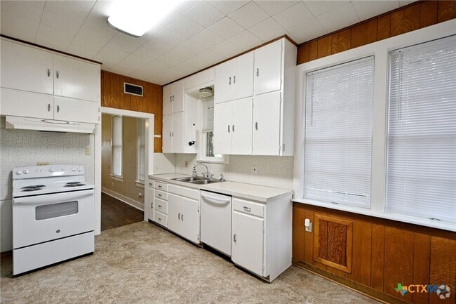 Building Photo - 1432 N Walnut Ave Rental