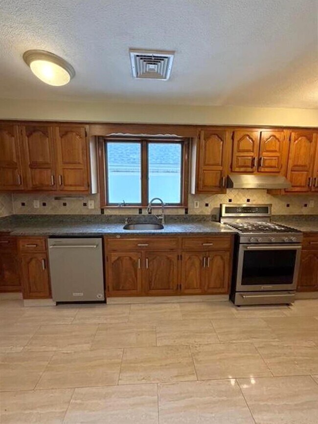 Building Photo - 33 Lafayette St Unit 2