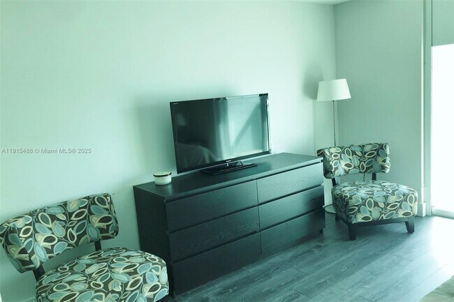 Photo - 253 NE 2nd St Unidad 2706