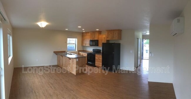 Photo - 1810 College St