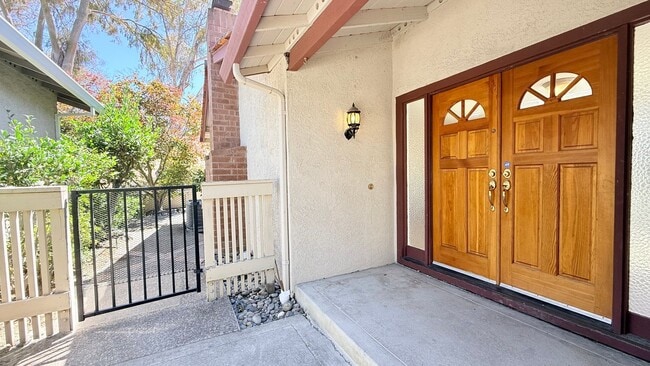 750 N Paradise Valley Ct