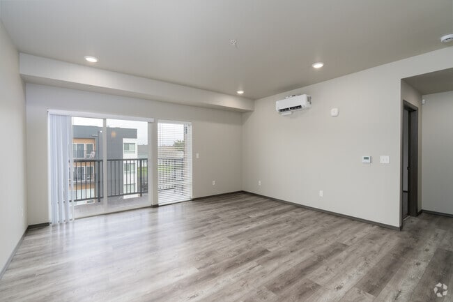1BR, 1BA - 750SF