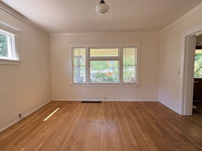 Photo - Spacious 5 Bedroom Home in N Portland with Hardwood Floors, Huge Basement & Fenced Yard!