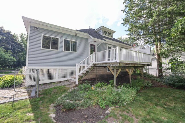 749 Maple St