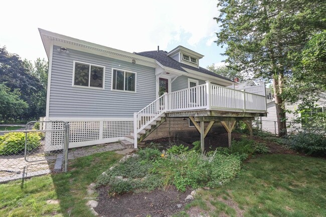 Photo - 749 Maple St