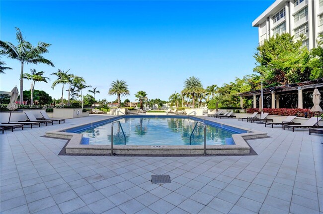 Building Photo - 5600 Collins Ave Unit 14