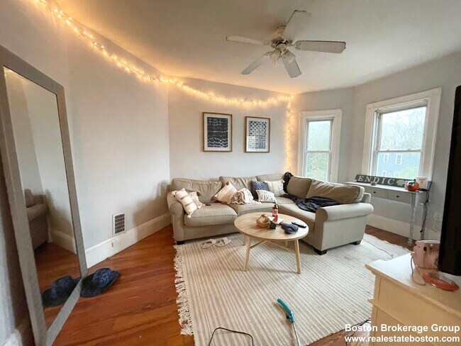 Building Photo - 9 Wave Ave Unit 3 Rental