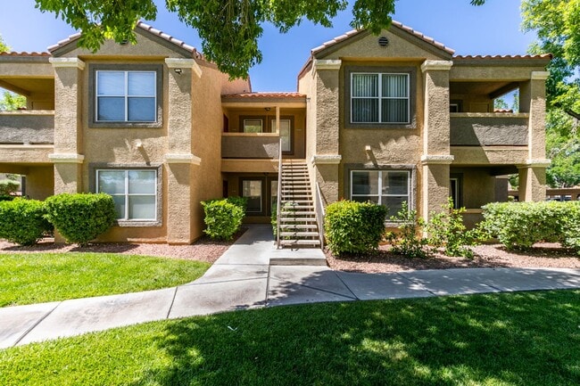 Building Photo - Beautiful 2Bed/2Bath First Floor Condo located in Silverado Ranch Unit 1016