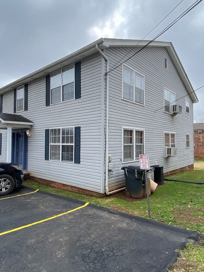 Building Photo - 1 Bedroom 1 Bath Apt