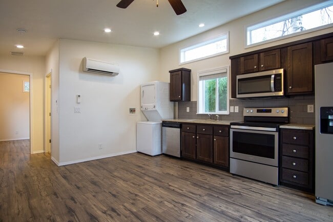 Building Photo - 1846 SE Harold St Unit B