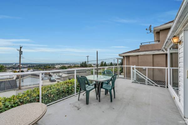 2208 Burquitlam Dr