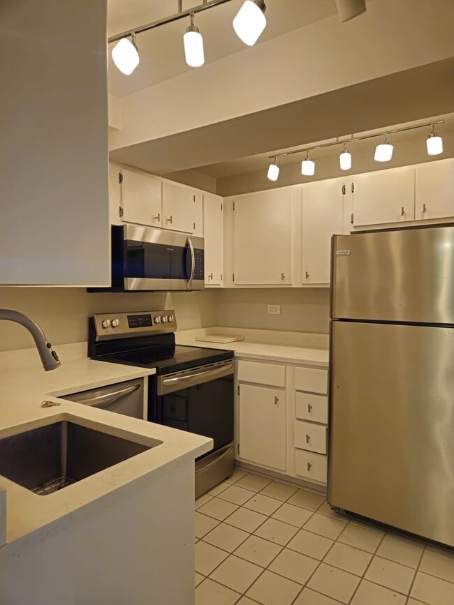 Kitchen - 2909 N Sheridan Rd Unidad 609