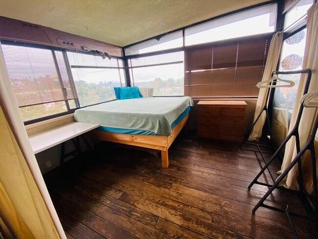 Building Photo - 2512 Hollyridge Dr