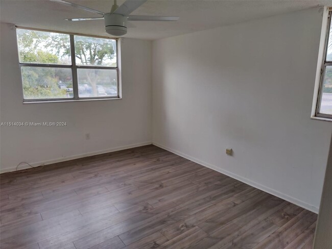 Building Photo - 1810 N Lauderdale Ave Unit 2204 Rental