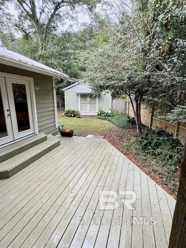 Photo - 533 Gayfer Ave