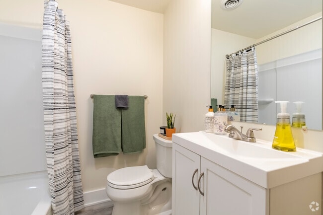2BR, 1BA - 692SF - Bathroom