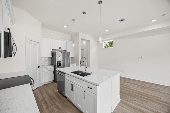 Photo - 443 Hahlo St