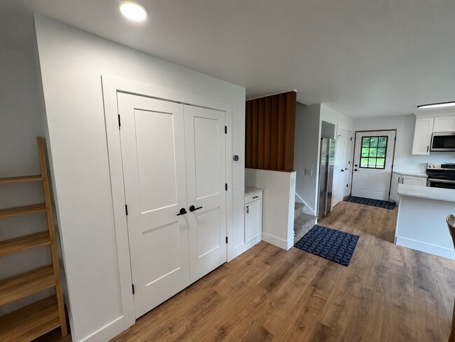 Living room/closet