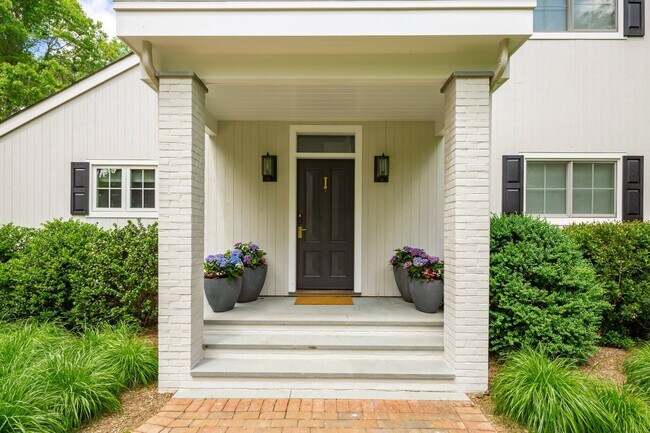 Photo - 331 Meadows W