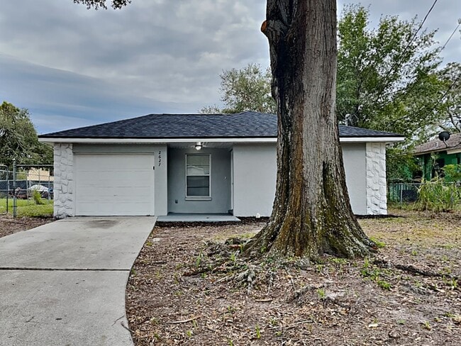 Building Photo - Beautifully Renovated 3 Bed 2 Bath Home with Garage in Tampa, FL