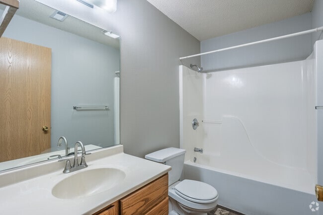 3 habitaciones, 2 baños - 1300 pies cuadrados - Segundo baño