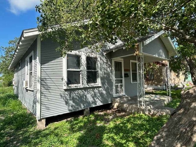 Photo - Simple 2/1 downtown