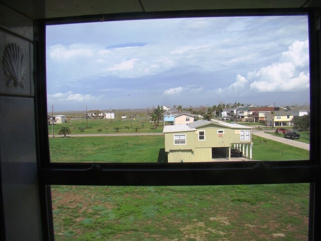 Photo - Fenced Jamaica Beach 3/2/1 Tri-level Home