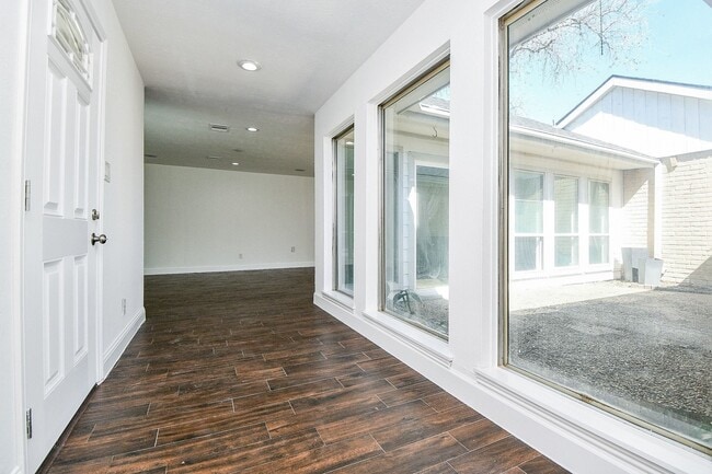 Photo - 2203 Briarview Dr