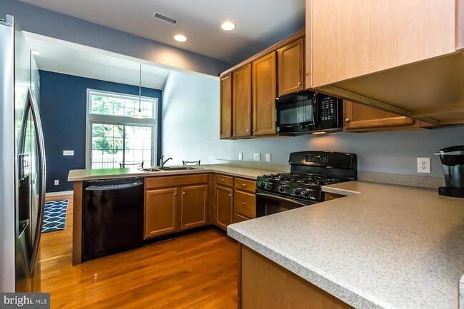 Photo - 684 Churchill Rd